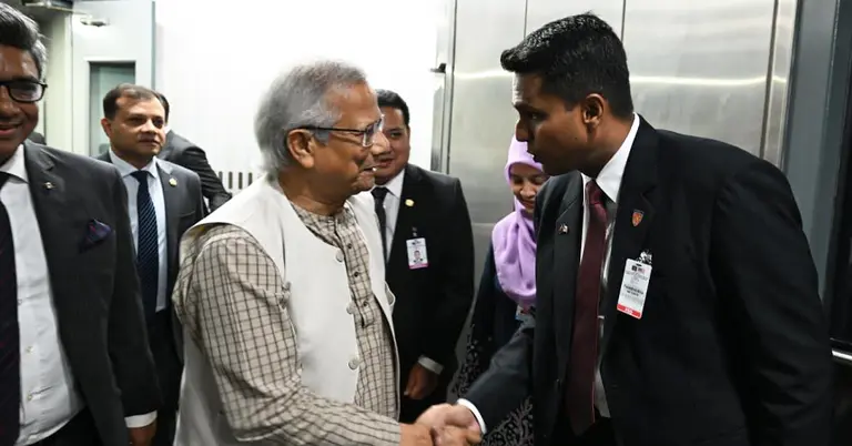 প্রধান উপদেষ্টাকে বিমানবন্দরে স্বাগত জানাচ্ছেন মালয়েশিয়ার সরকারি কর্মকর্তারা